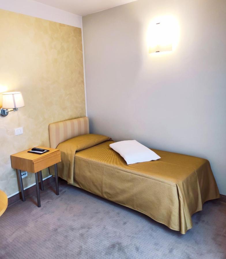 Hotel Dependance Silvestro Гарда Екстериор снимка