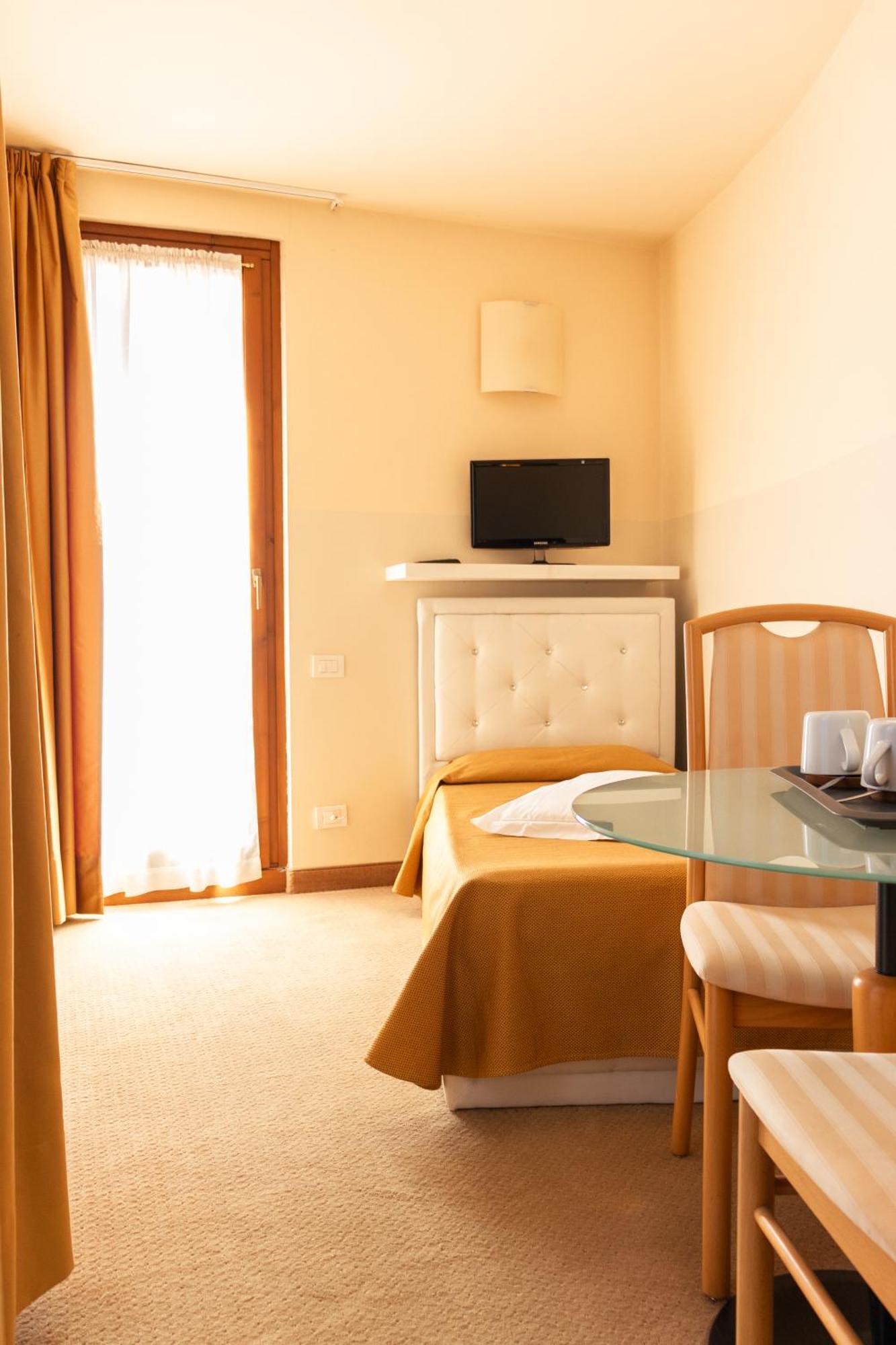 Hotel Dependance Silvestro Гарда Екстериор снимка