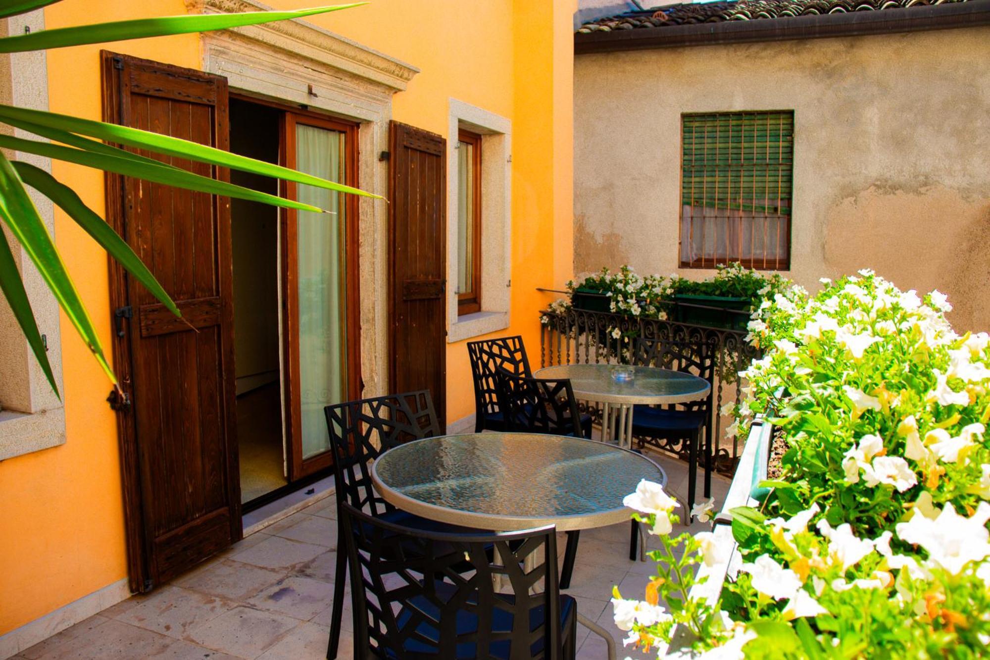Hotel Dependance Silvestro Гарда Екстериор снимка