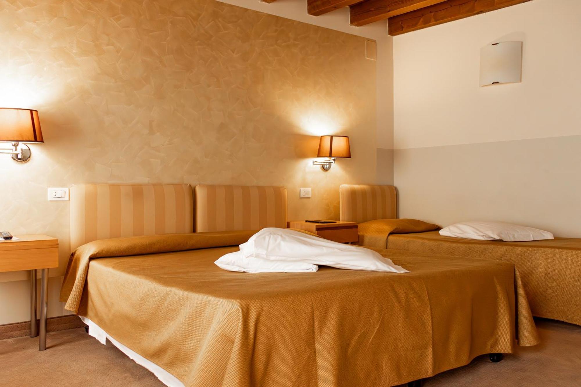 Hotel Dependance Silvestro Гарда Екстериор снимка